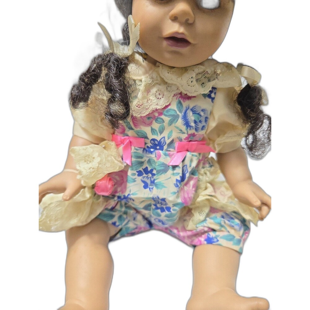 Vintage Collector's baby doll in floral outfit, brown hair - Picture 6 of 7